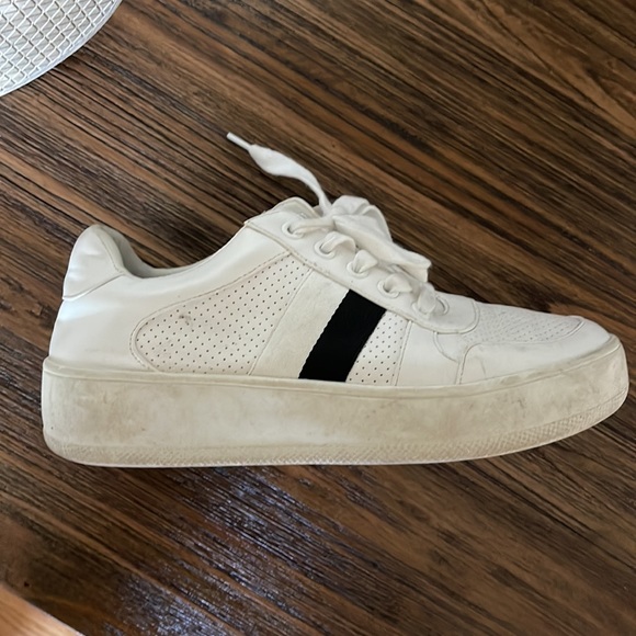 Steve Madden Sneakers with black stripe - Picture 3 of 3